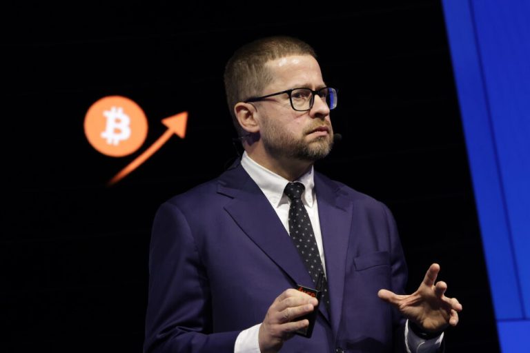 Czech Central Bank Chief Backs Bitcoin As 1% Investment